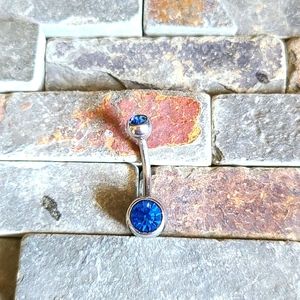 Sapphire navel piercing, white gold